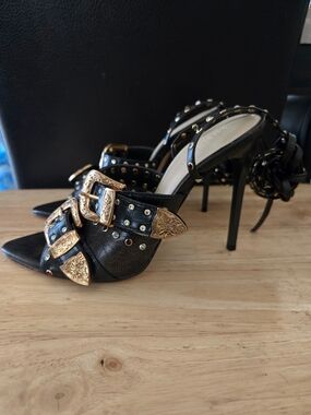 Steve Madden Saddle Embellished Ankle Strap Sandals.    Size 7.5